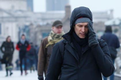 El frío penetra la cara de los peatones