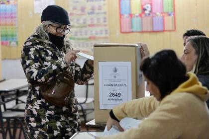 El frío retrasó la llegada de votantes en Mendoza
