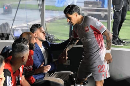El frío y distante saludo de Demichelis a Enzo Pérez antes de comenzar el partido