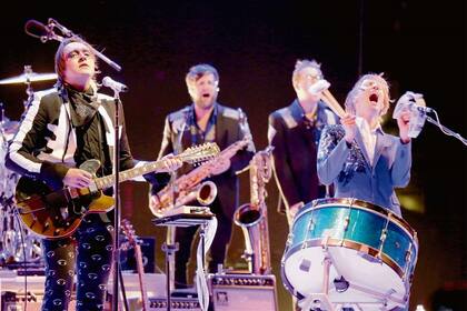 El frontman, Win Butler, combina misterio, poesía y guiños que cautivan a nivel global a los sub 40 amantes de la música