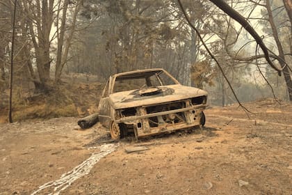 El fueg alcanzó viviendas y vehículos