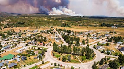 El fuego acorraló a Cholila, al desplegarse a pocos kilómetros de la plaza principal