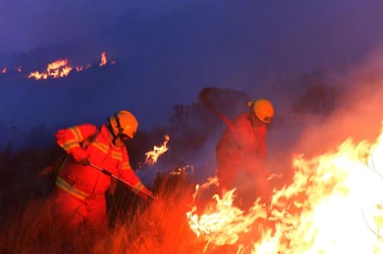 El fuego ahora avanza hacia Villa Giardino