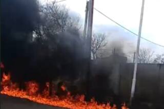 Impactante explosión: el incendio en un galpón con tanques de combustible arrasó vehículos y dañó casas