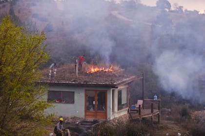 El fuego alcanzó a varias viviendas
