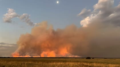 El fuego arrasó pastizales naturales, alambrados e infraestructura rural en amplias zonas de La Pampa
