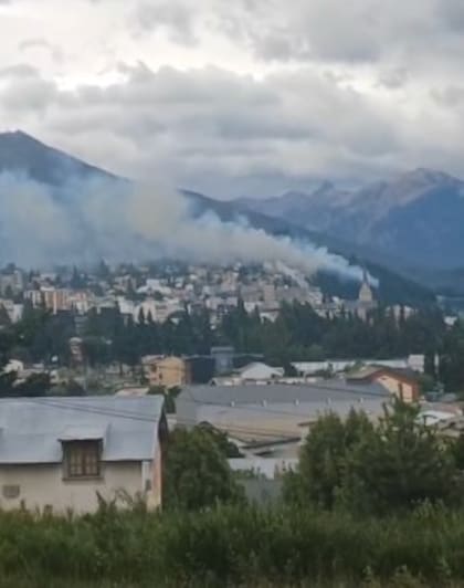 El fuego avanza a la altura del km 1 de la avenida Bustillo