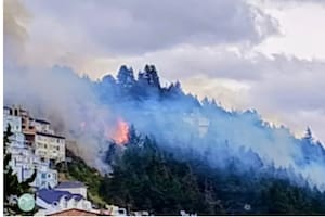 Se desató un incendio forestal muy cerca del Centro Cívico de Bariloche