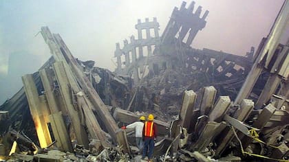 El fuego causó daños severos a las columnas de las torres.