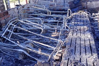 El fuego consumió toda la estructura del establecimiento