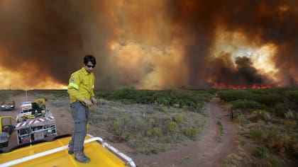 El fuego cruza la ruta provincial 143