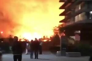 Un fuerte incendio puso en peligro el aeropuerto de Córdoba y una universidad privada