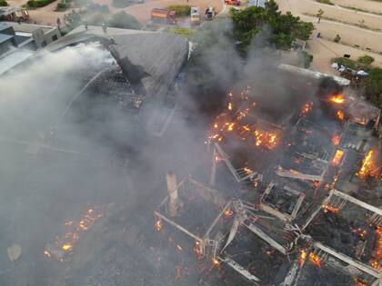 El fuego destruyó la estructura interna y el techo del parador La Susana