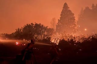 El incendio en Los Alerces se acercó a una villa turística y sembró pánico en medio de la noche