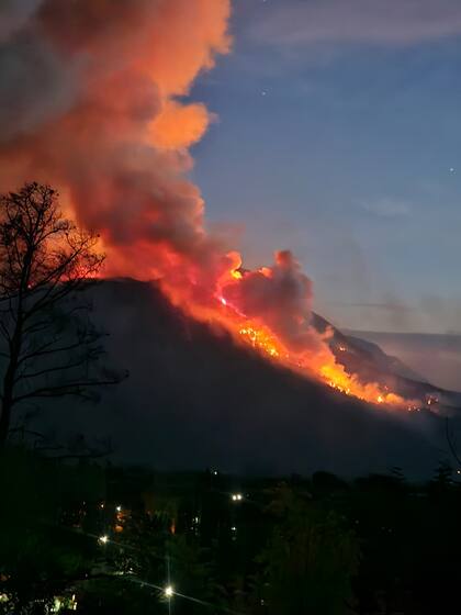 El fuego en el cerro, anoche, visto desde El Hoyo