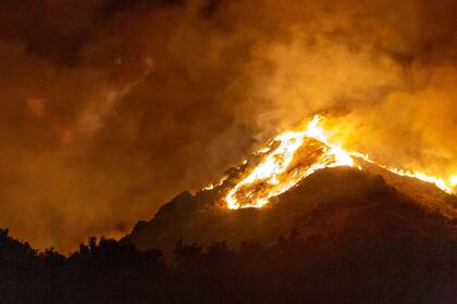 El fuego en una colina de Somis, en California