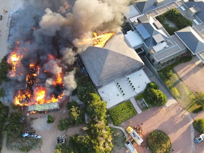 El fuego levantó una enorme columna de humo que se veía desde Punta del Este