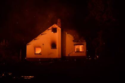 El fuego llegó a las casas y algunas quedaron totalmente destruidas