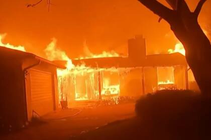 El fuego no discrimina; mansiones de lujo y hogares modestos han sucumbido por igual ante las llamas