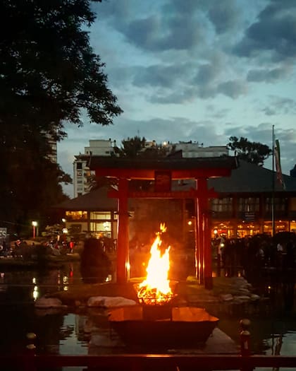 El fuego purificador eleva los deseos al cielo, acompañado por el sonido de los tambores japoneses que marcan el ritmo del ritual
