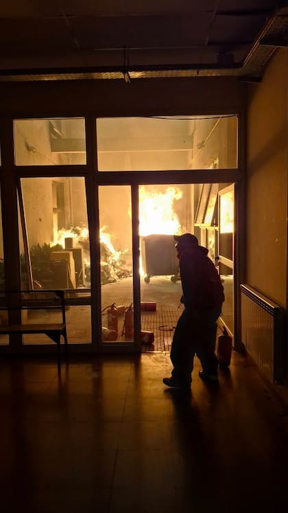 El fuego se originó en un contenedor ubicado en un patio interno del establecimiento educativo