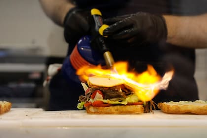 El fuego se utiliza para derretir el queso