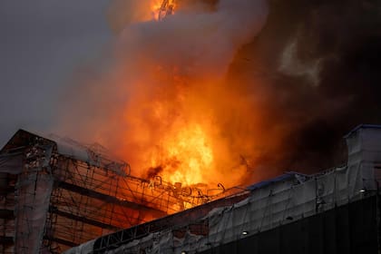 El fuego y el humo se elevan desde la Antigua Bolsa de Valores, Borsen, en Copenhague, Dinamarca, el martes 16 de abril de 2024. 