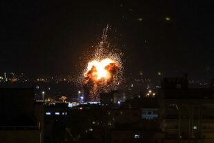 El fuego y el humo se elevan por encima de los edificios en la ciudad de Gaza cuando Israel lanzó ataques aéreos contra el enclave palestino el 27 de enero de 2023 temprano. la incursión militar más mortífera en años en Cisjordania