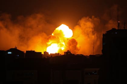 El fuego y el humo se elevan sobre los edificios de la ciudad de Gaza durante un ataque aéreo israelí, el 8 de octubre de 2023.