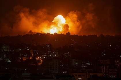 El fuego y el humo se elevan tras un ataque aéreo israelí en la ciudad de Gaza, el domingo 8 de octubre de 2023