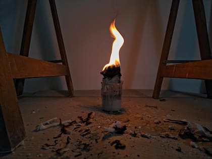 El fuego y el tizne son la materialidad con la que La Padula trabajó las obras de "Anatomía de las cualidades", una instalación en tres actos