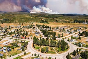 El viento avivó los incendios y las llamas se acercan al centro urbano de Cholila