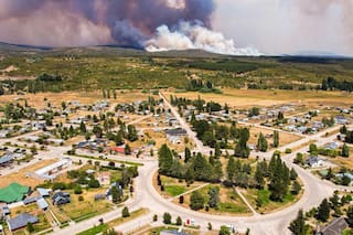 El viento avivó los incendios y las llamas se acercan al centro urbano de Cholila