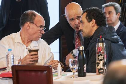 El fueguino Pablo Blanco (UCR) junto con el santacruceño José Carambia (Por Santa Cruz) y el puntano Bartolomé Abdala (LLA)