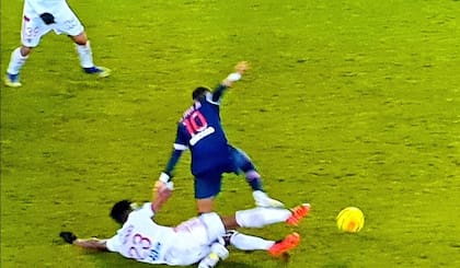 El fuerte cruce de Mendes sobre el tobillo izquierdo de Neymar
