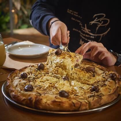 El fuerte de Fuego es su enorme variedad de pizzas, con propuestas de todo el mundo.