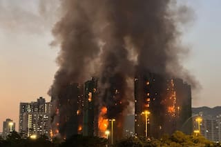 Impactante incendio en unas torres en Hong Kong: al menos 44 muertos y más de 270 desaparecidos
