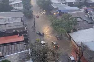 Destrozos por una "granizada de 12 minutos" e interrupción de servicios escenciales por graves inundaciones en Posadas