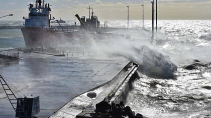 El fuerte viento demora el operativo y complica las tareas de rescate