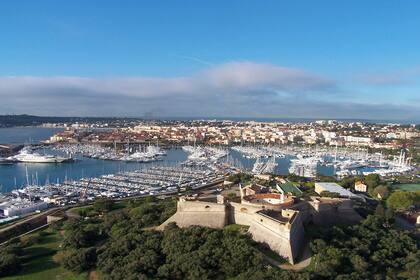 El fuerte y la belleza del puerto de Antibes.