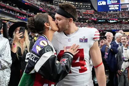 El fullback de San Francisco 49ers, Kyle Juszczyk, besa a su esposa Kristin Juszczyk antes de la final del Super Bowl (AP Photo/Ashley Landis)