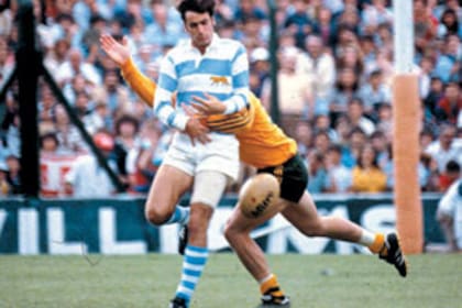Un tackle de un australiano le hace perder la pelota; el ex back cree que se debería trabajar más en que a los forwards no se les cayera el balón al recibir un pase.