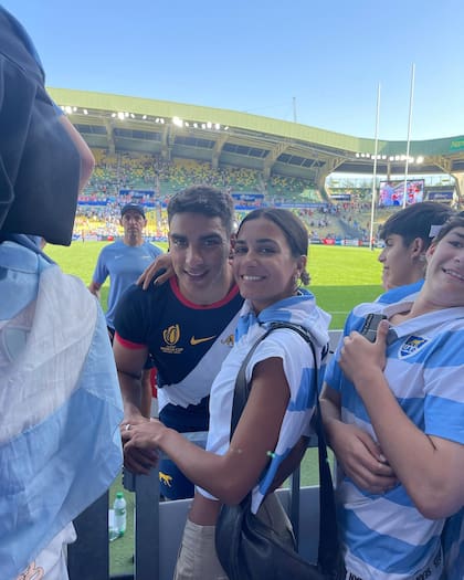 El fullback Santiago Carreras y su novia Delfina Baldi