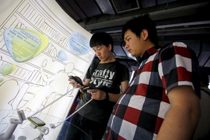 El funcionamiento de WeChat pasa por el filtro de la Gran Muralla Cibernética, la infraestructura del gobierno chino que mantiene bajo control todos los contenidos que circulan por la Red en el gigante asiático