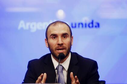 El funcionario anunció que se aplicará un impuesto del 30% a la compra de moneda extranjera