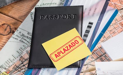 El funcionario consular que realiza la entrevista decide si acepta o rechaza la solicitud de visa