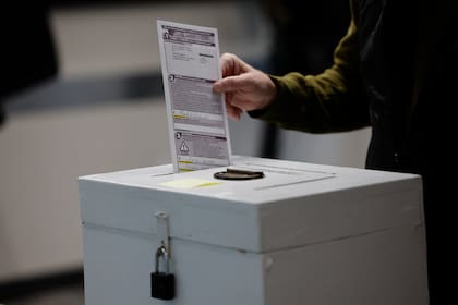 El funcionario electoral de cada condado debe enviar por correo un aviso con la ubicación del centro de votación