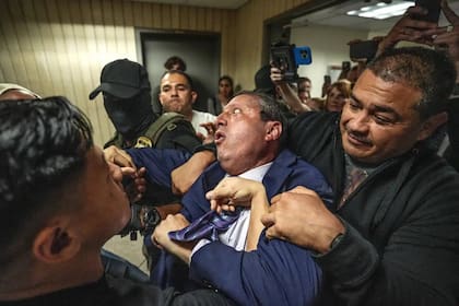 El funcionario fue esposado sin orden judicial mientras acompañaba a un inmigrante a una audiencia en un juzgado de Nueva York