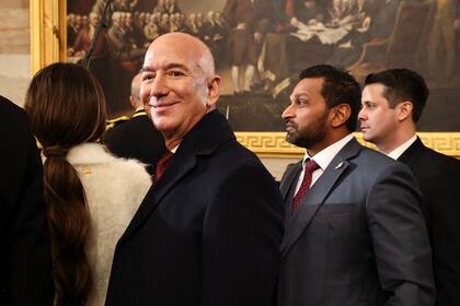 El fundador de Amazon y Blue Origin, Jeff Bezos, y Kash Patel, nominado por el presidente Trump para director del FBI, salen de las ceremonias de investidura en la Rotonda del Capitolio de Estados Unidos, el 20 de enero de 2025 en Washington, DC