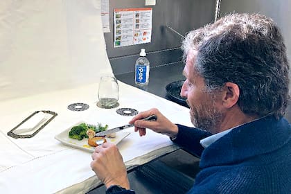 El fundador de B.I.F.E, durante la degustación de la carne cultivada